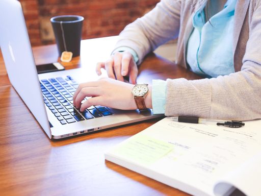 Professional werkt aan persoonlijk merk achter laptop