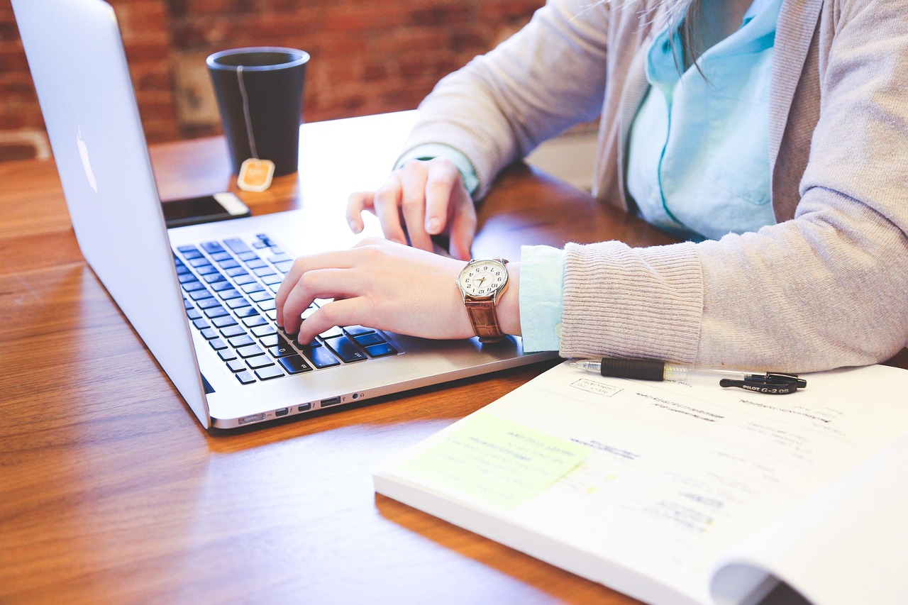 Professional werkt aan persoonlijk merk achter laptop
