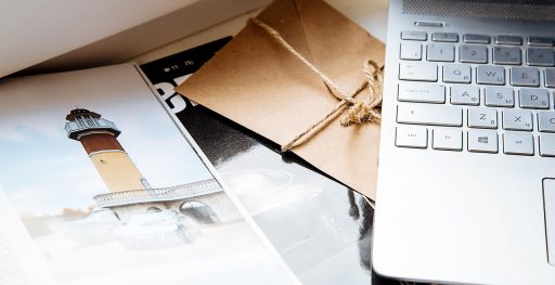 Verschillende huidverzorgingsproducten netjes naast elkaar geplaatst op een lichte ondergrond