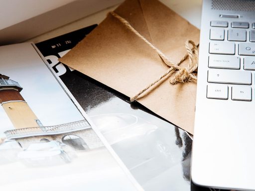 Verschillende huidverzorgingsproducten netjes naast elkaar geplaatst op een lichte ondergrond