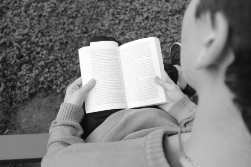 Persoon leest een boek met een kop koffie, nadenken over carrièreswitch
