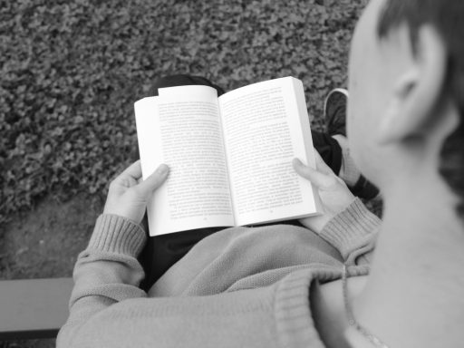 Persoon leest een boek met een kop koffie, nadenken over carrièreswitch