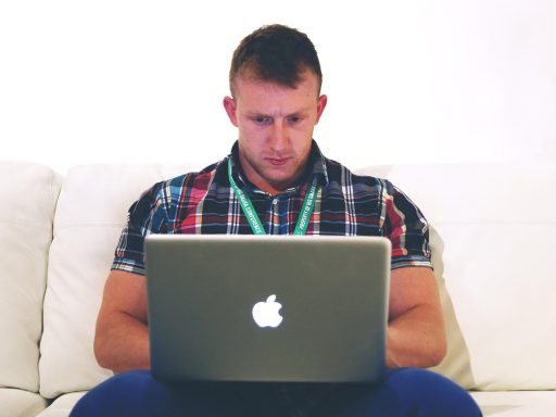 Persoon werkt aan laptop aan thuiskantoor tijdens bijberoep