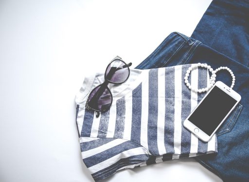 Vrouw in stijlvolle linnen outfit op een zonnige zomerdag