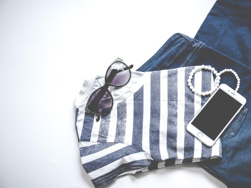 Vrouw in stijlvolle linnen outfit op een zonnige zomerdag