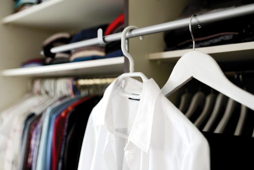 Tien zorgvuldig gekozen herfststukken in neutrale en warme kleuren netjes gerangschikt als capsule garderobe