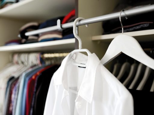 Tien zorgvuldig gekozen herfststukken in neutrale en warme kleuren netjes gerangschikt als capsule garderobe