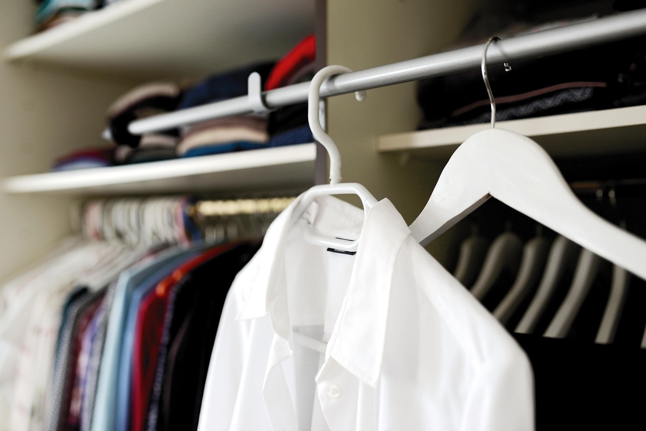 Tien zorgvuldig gekozen herfststukken in neutrale en warme kleuren netjes gerangschikt als capsule garderobe