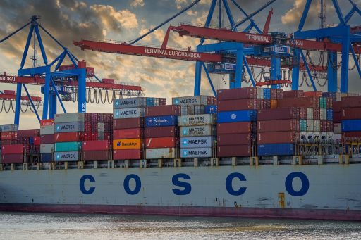 Twee zakenmensen aan tafel bespreken een exportstrategie met documenten en een kaart van Europa