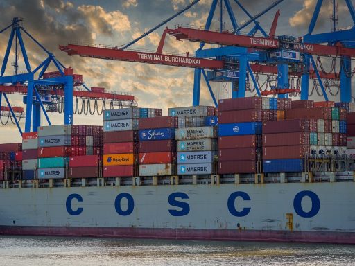 Twee zakenmensen aan tafel bespreken een exportstrategie met documenten en een kaart van Europa