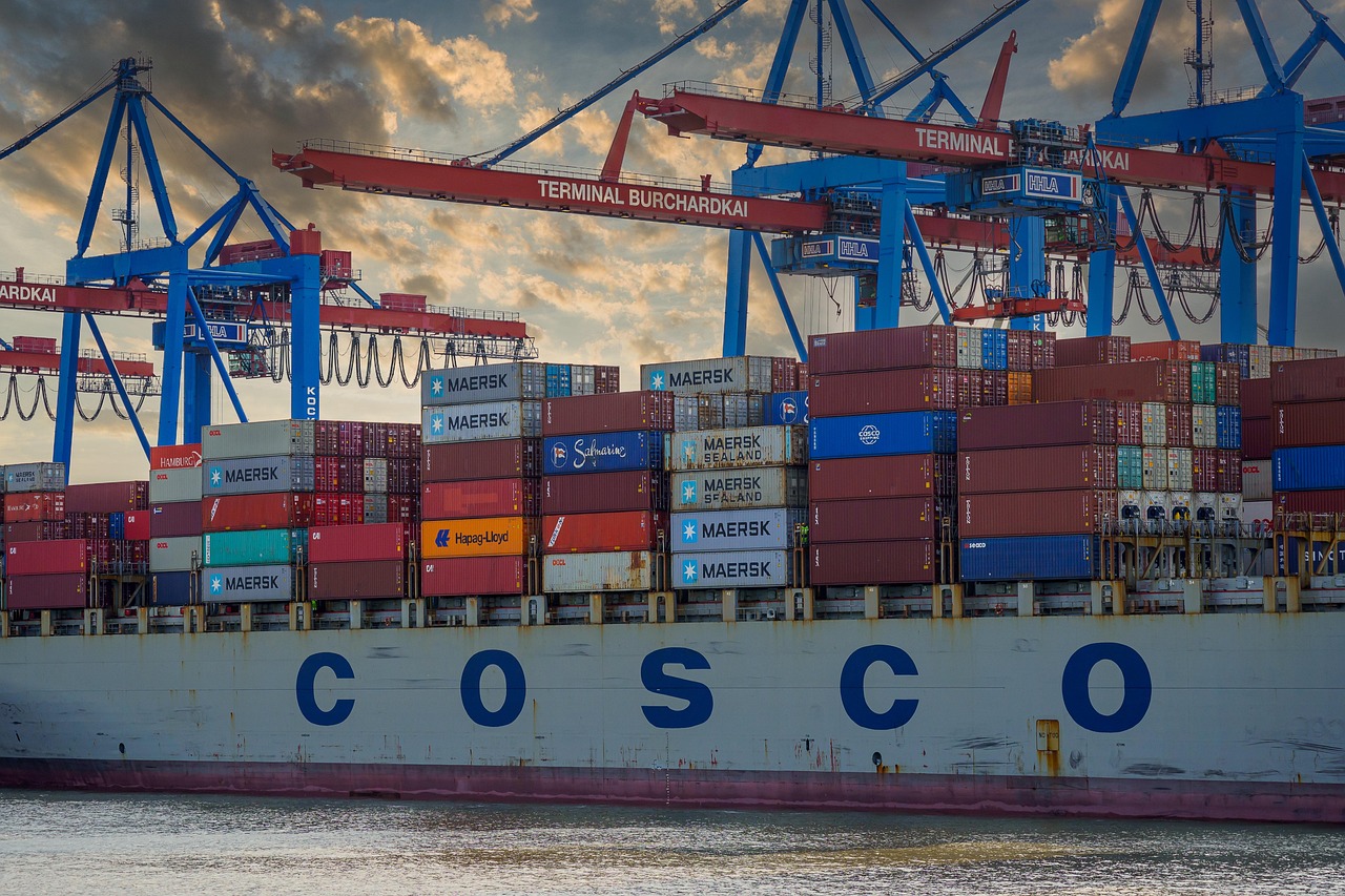 Twee zakenmensen aan tafel bespreken een exportstrategie met documenten en een kaart van Europa
