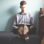 Een man leest 's avonds een boek bij zacht licht, als metafoor voor zelfreflectie en de filosofie van Marcus Aurelius