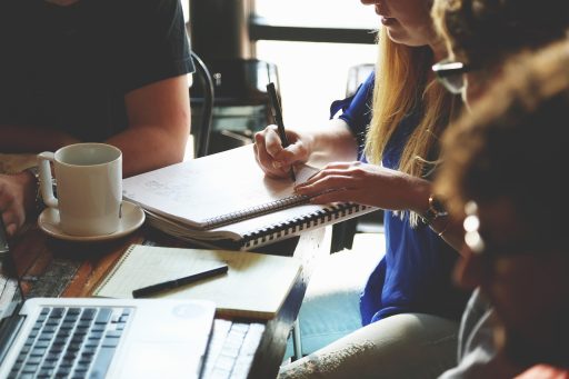 Twee collega's in gesprek na een vergadering op de werkvloer