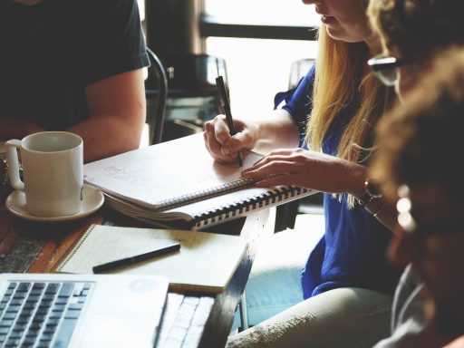 Twee collega's in gesprek na een vergadering op de werkvloer