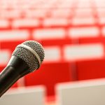 Volle zaal met publiek bij een nachtelijke filosofielezing