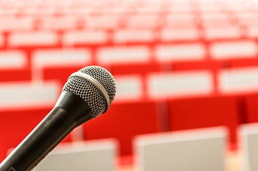 Volle zaal met publiek bij een nachtelijke filosofielezing