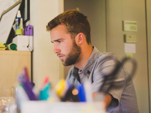Freelancer die alleen werkt aan een bureau thuis, met een laptop voor zich