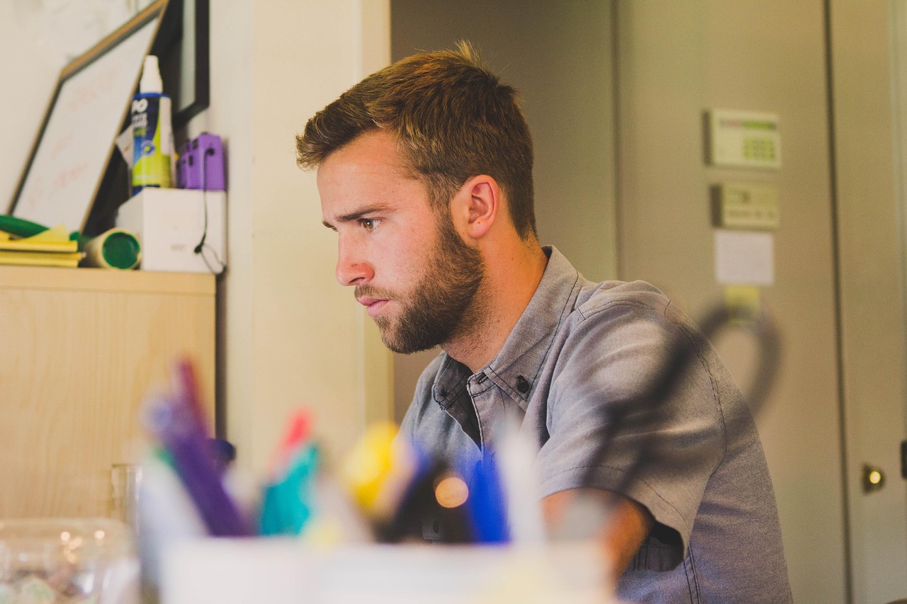 Freelancer die alleen werkt aan een bureau thuis, met een laptop voor zich