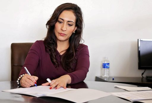 Persoon werkt geconcentreerd aan een bureau in een kantooromgeving