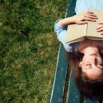 Vrouw ontspant in de tuin tijdens de zomerpauze en geniet van de stilte