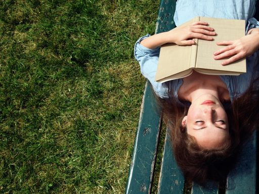 Vrouw ontspant in de tuin tijdens de zomerpauze en geniet van de stilte