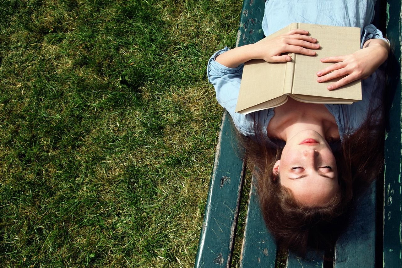 Vrouw ontspant in de tuin tijdens de zomerpauze en geniet van de stilte