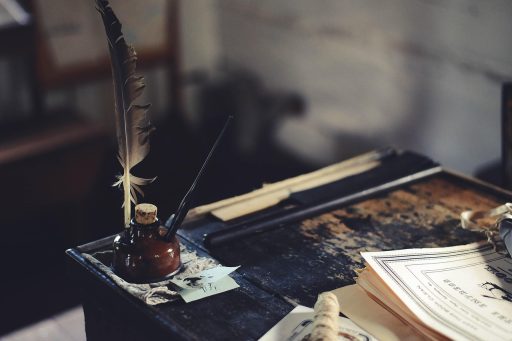 Een professional die documentatie bestudeert aan een bureau voor het opstellen van een rapport