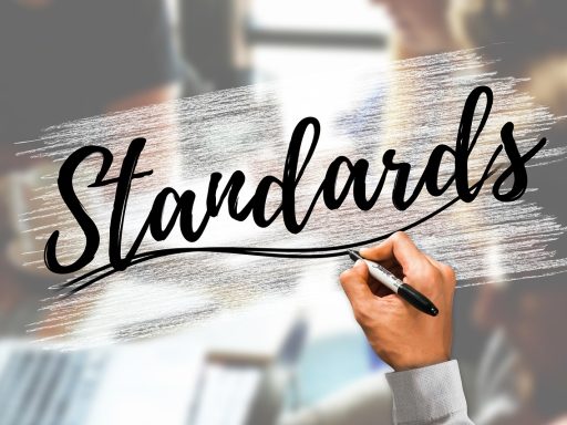 Sociaal werker in gesprek met cliënt in een professionele omgeving