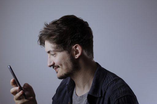 Persoon die aan een laptop werkt aan een digitaal freelance portfolio