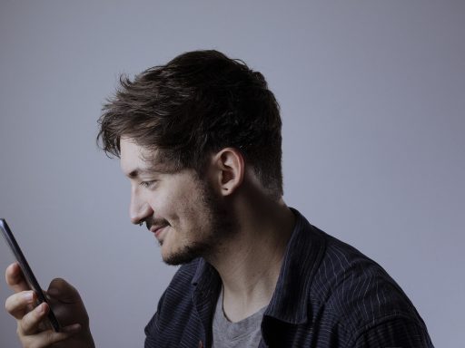 Persoon die aan een laptop werkt aan een digitaal freelance portfolio