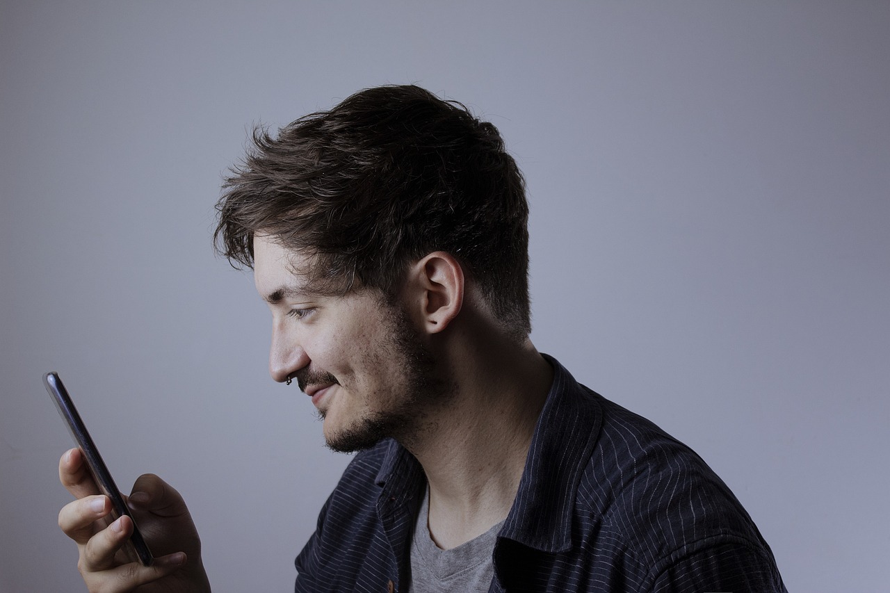 Persoon die aan een laptop werkt aan een digitaal freelance portfolio
