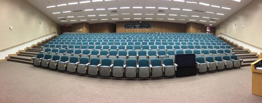 Gastspreker voor een zaal met studenten tijdens een gastles