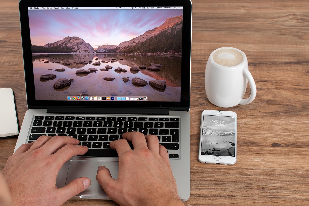 Freelancer werkt geconcentreerd op laptop in een koffiebar tijdens een acquisitiesessie