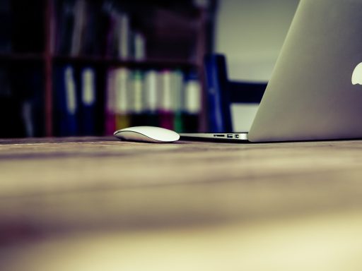 Zelfstandige die zijn financiële bodem berekent met een notitieboek en rekenmachine op een bureau