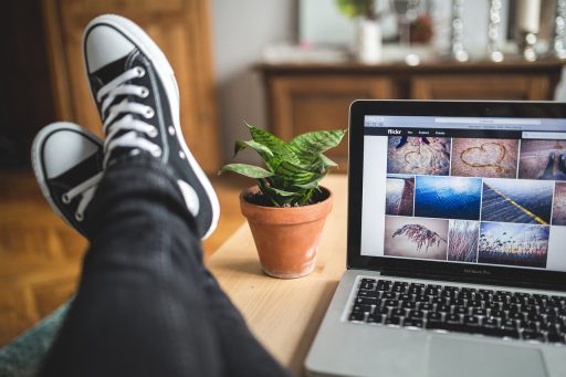Freelancer die geconcentreerd werkt aan een laptop aan een bureau