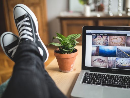 Freelancer die geconcentreerd werkt aan een laptop aan een bureau