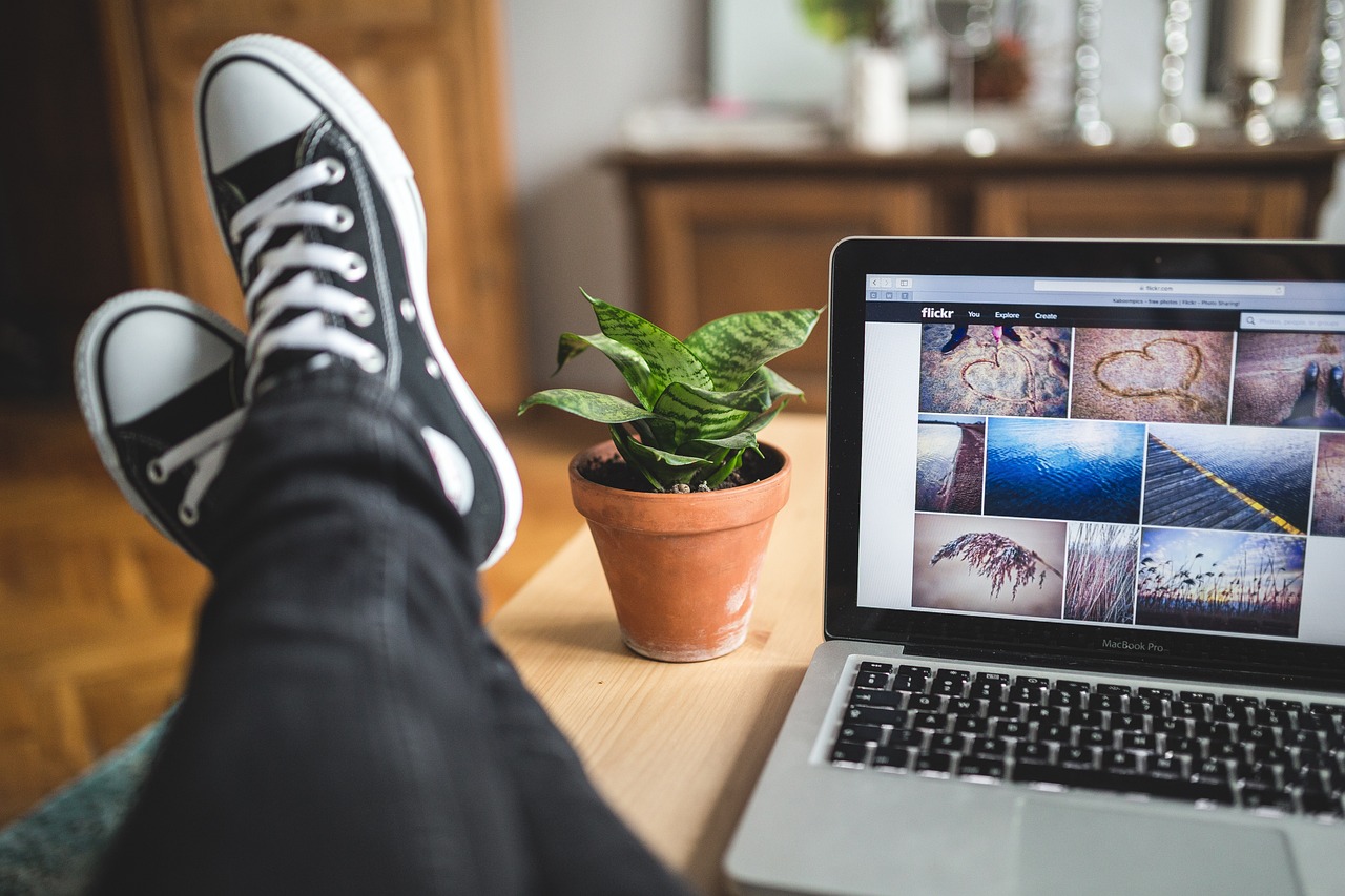 Freelancer die geconcentreerd werkt aan een laptop aan een bureau