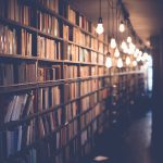 Een rij zelfhulpboeken op een boekenplank