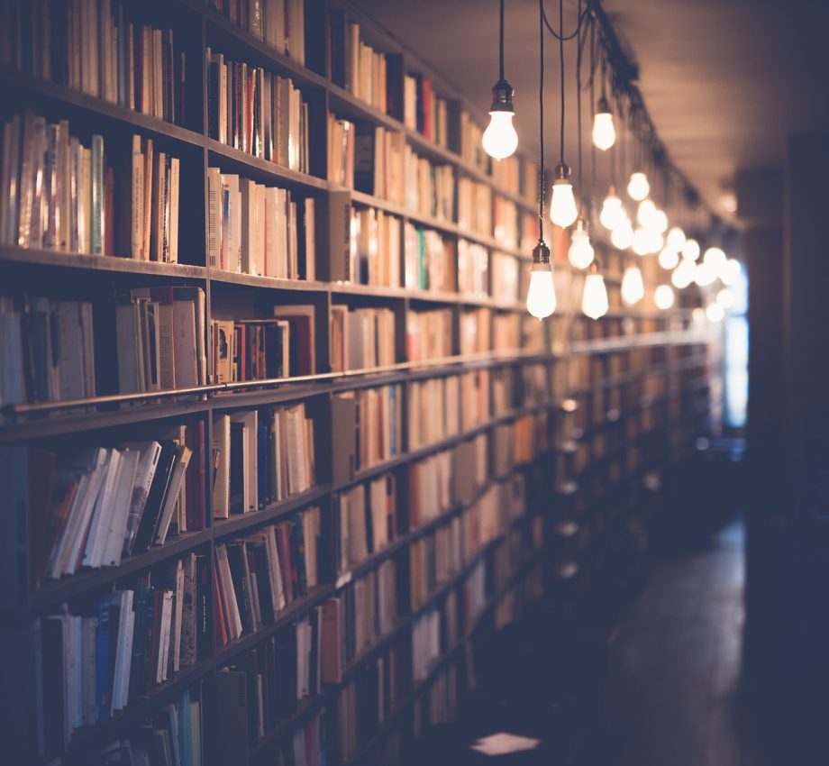 Een rij zelfhulpboeken op een boekenplank